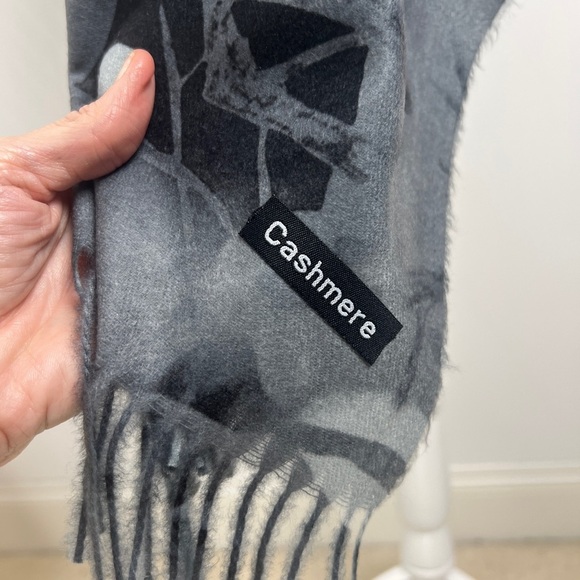 100% Cashmere Gray Pink Floral Butterfly Soft Warm Versatile Scarf Wrap 26 X 72 - Picture 11 of 11